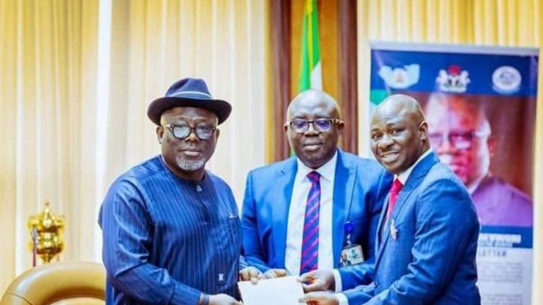 Governor Oborevwori receiving the 2024 Appropriation Bill from Rt. Hon. Emomotimi for his signature | tonyamechi.com