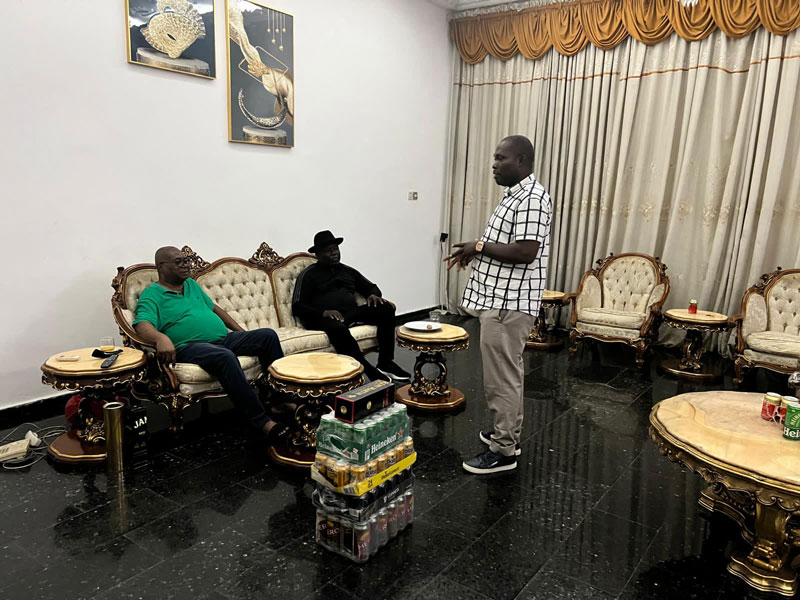 Mr. Festus Nwaomucha presenting gifts to Chief Obielum on behalf of Chief Amechi | tonyamechi.com