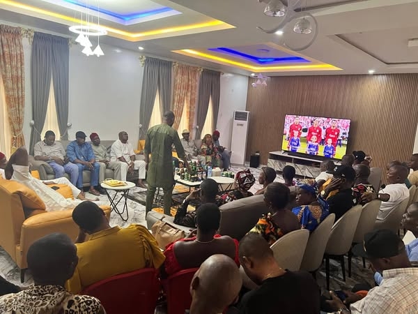 A member of the PDP meeting presenting some drinks 1